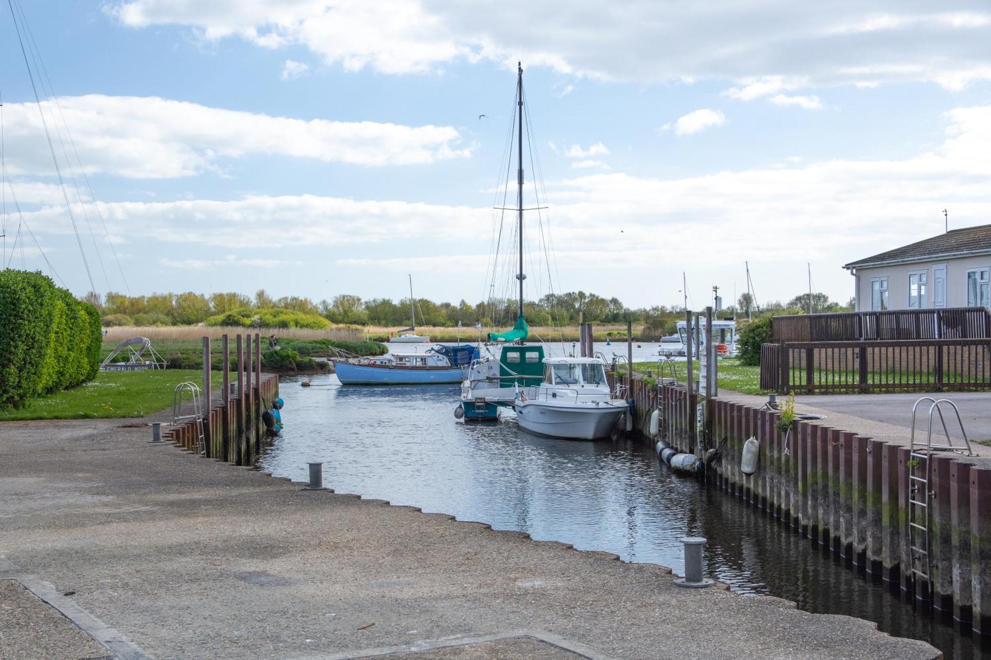 Secluded Sanctuary On The River * Christchurch (Dorset)
